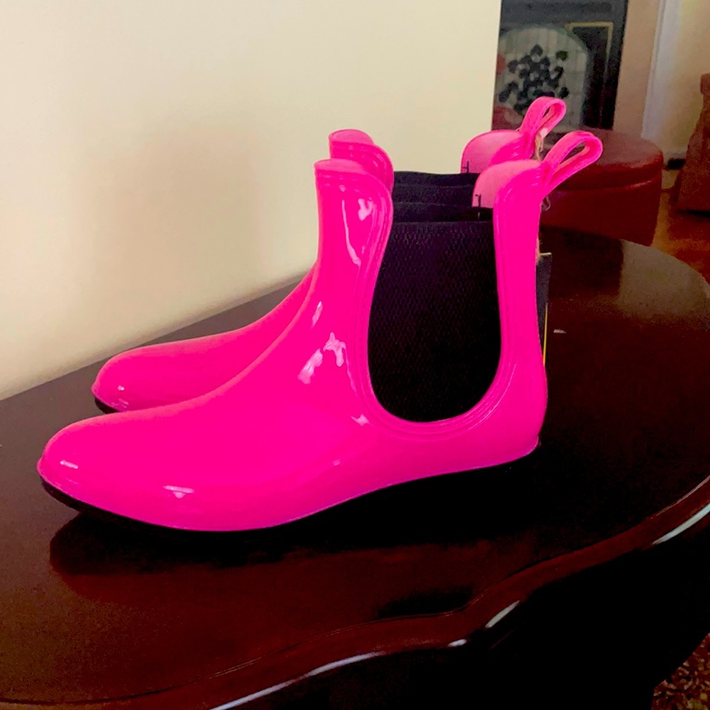 Short rain boots